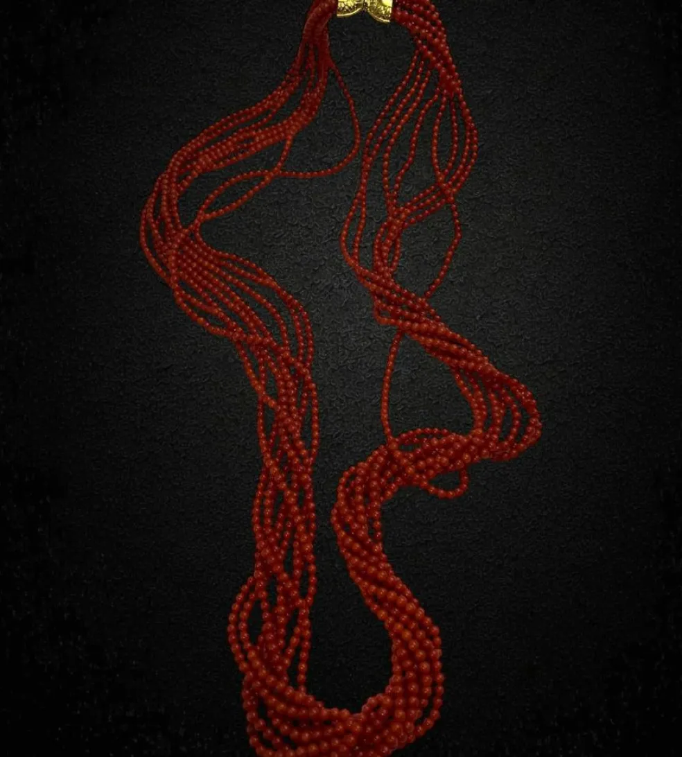 Collier long multi-rangs en corail rouge méditerranéen