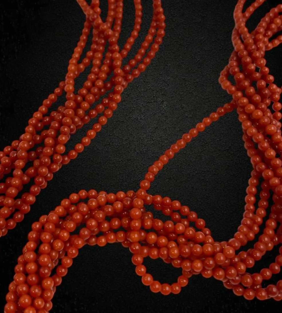 Collier long multi-rangs en corail rouge méditerranéen