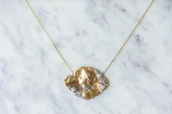 Collier médaille en or jaune, diamant