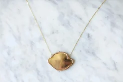 Collier médaille en or jaune, diamant