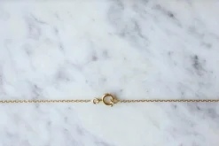 Collier médaille en or jaune, diamant