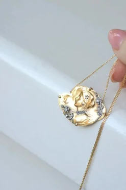 Collier médaille en or jaune, diamant
