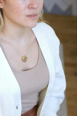 Collier médaille en or jaune, diamant