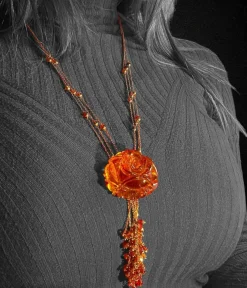 Collier multirangs avec imposant pendentif en ambre