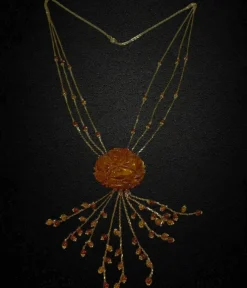 Collier multirangs avec imposant pendentif en ambre