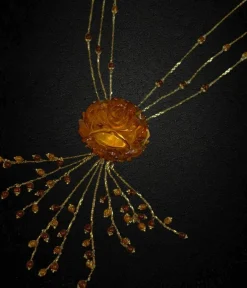 Collier multirangs avec imposant pendentif en ambre