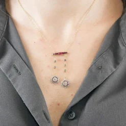 Collier négligé en or jaune, rubis synthètiques et diamants