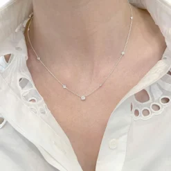 Collier or blanc et diamants.