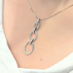 Collier or blanc et diamants
