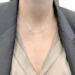 Collier or blanc et diamants.