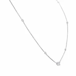 Collier or blanc et diamants.