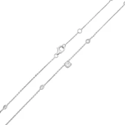 Collier or blanc et diamants.