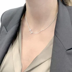 Collier or blanc et diamants.