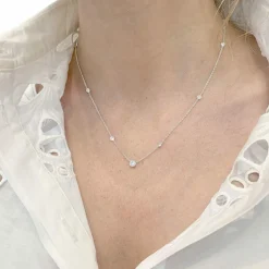 Collier or blanc et diamants.