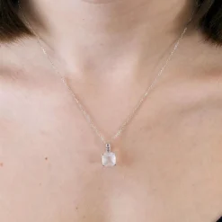 COLLIER OR BLANC ET QUARTZ ROSE.