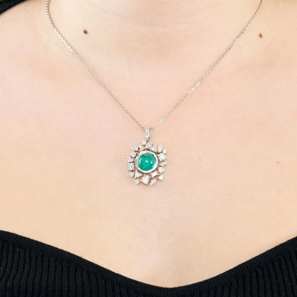 Collier or blanc, émeraude et diamants