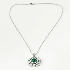 Collier or blanc, émeraude et diamants