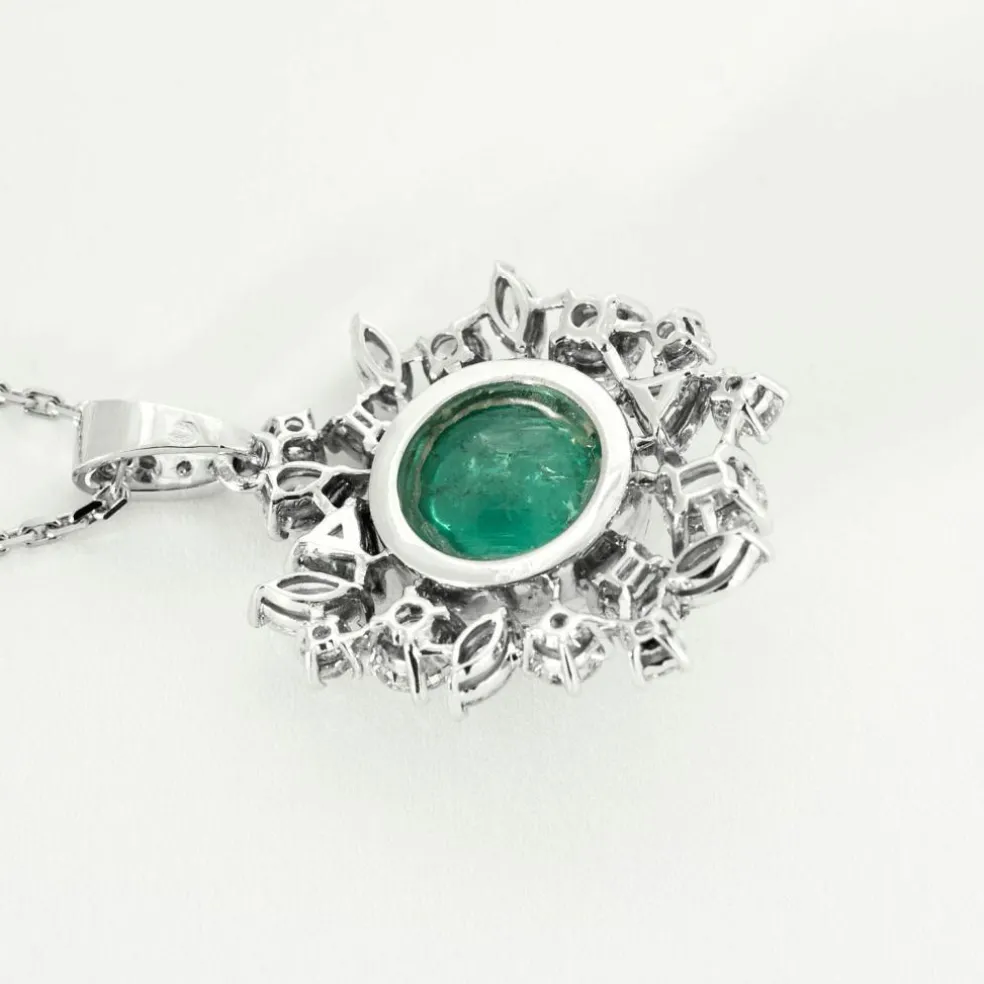 Collier or blanc, émeraude et diamants