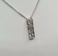 Collier or blanc serti de diamants naturels