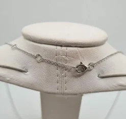 Collier or blanc serti d’un pendentif HAI en diamants