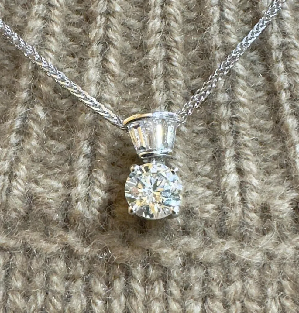 Collier or blanc solitaire diamant 0,52 carat