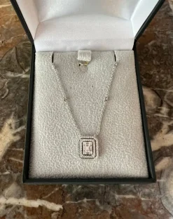 Collier or gris diamants effet Taille Emeraude