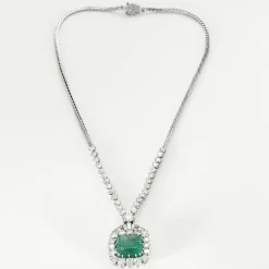 Collier or gris, émeraude Colombienne et diamants