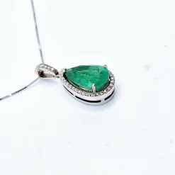 Collier Or gris pendentif goutte Emeraude et Diamants