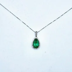 Collier Or gris pendentif goutte Emeraude et Diamants