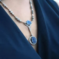 Collier or gris saphir bleu diamants