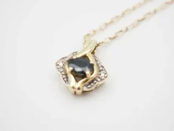 Collier or jaune 750 mil avec pendentif saphir