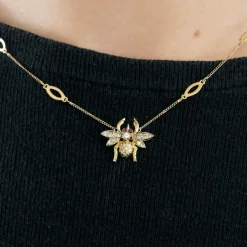 Collier or jaune à motif d'abeille, diamants et rubis