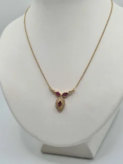 Collier or jaune diamants rubis