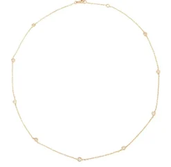Collier or jaune intercalé de 9 diamants sur maille forçat en sertis clos.