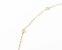 Collier or jaune intercalé de 9 diamants sur maille forçat en sertis clos.