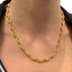 Collier or jaune, maille marine.