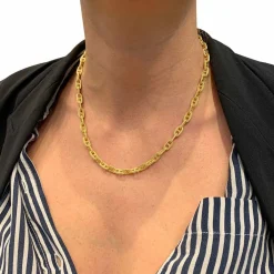 Collier or jaune, maille marine.