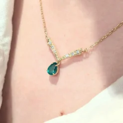 Collier or jaune, émeraude et diamants