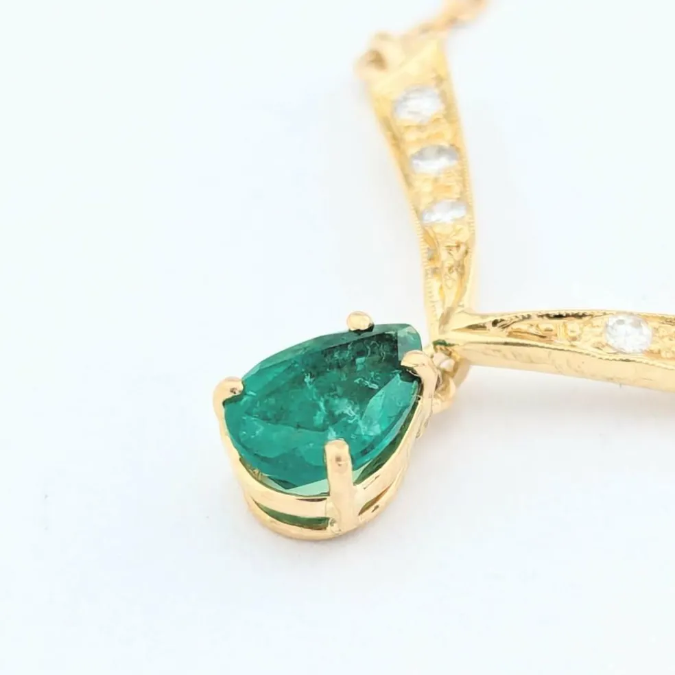 Collier or jaune, émeraude et diamants