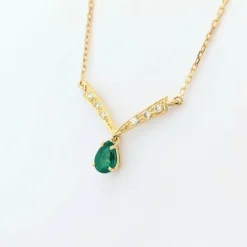 Collier or jaune, émeraude et diamants