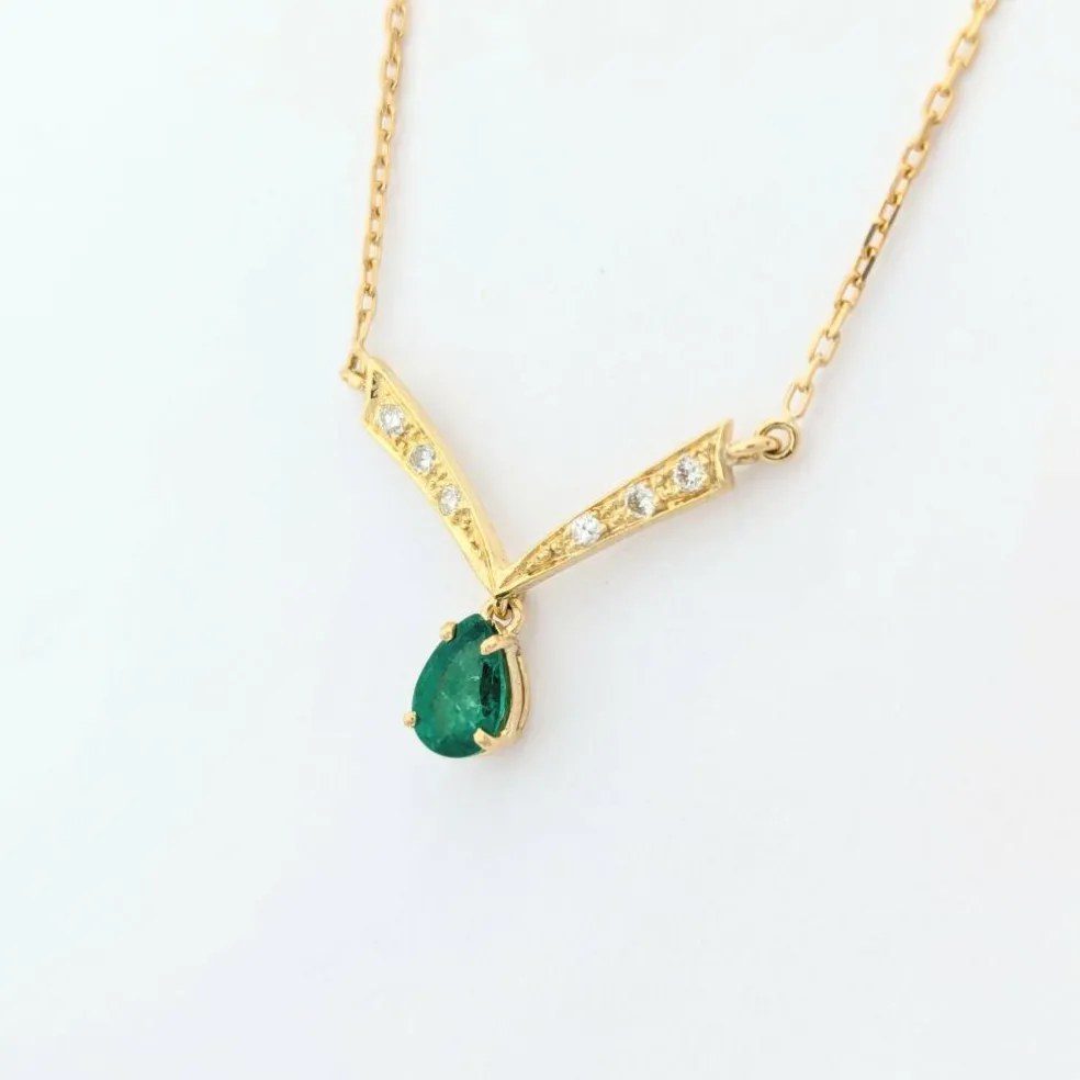 Collier or jaune, émeraude et diamants