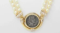 Collier or jaune pièce de constance II, perle de culture, diamants