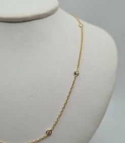 Collier or jaune serti de diamants