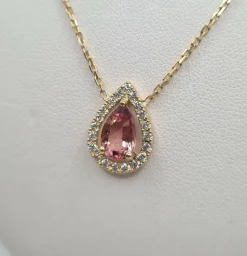 Collier or jaune serti d'une tourmaline et de diamants
