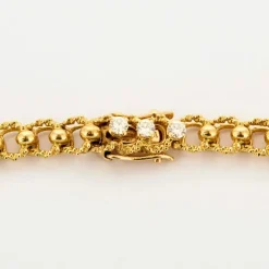 Collier or jaune texturé et diamants
