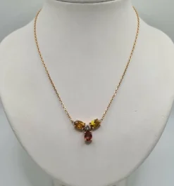 Collier or rose serti de saphirs et d'un diamant