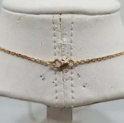 Collier or rose serti de saphirs et d'un diamant