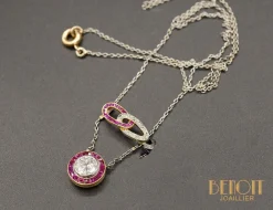 Collier pendentif Art Déco diamant, rubis calibrés