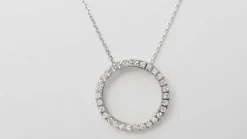 Collier pendentif cercle en or blanc et diamants