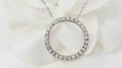 Collier pendentif cercle en or blanc et diamants